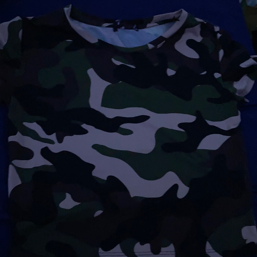 Camo crop shirt